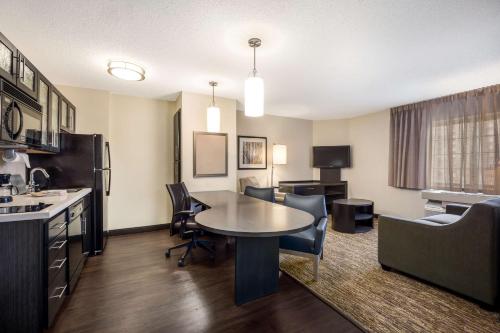 Sonesta Simply Suites Phoenix Glendale Image