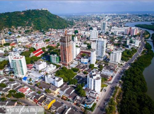 uma vista aérea de uma cidade com edifícios altos em Hostal-Mirador La Popa em Cartagena de Indias