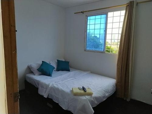um quarto com 2 camas e uma janela em Hostal-Mirador La Popa em Cartagena de Indias