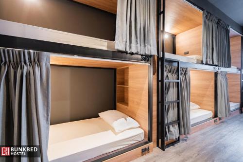 a bedroom with bunk beds in a hostel at Bunkbed Hostel in Makkasan