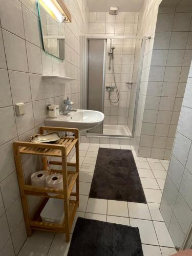 y baño con lavabo y ducha. en Ferienwohnungen Sommer, en Bad Radkersburg