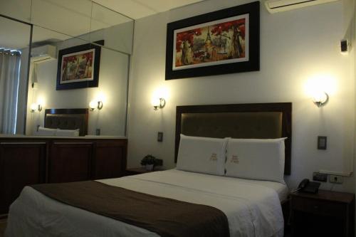 Postel nebo postele na pokoji v ubytování D´Milez Hotel