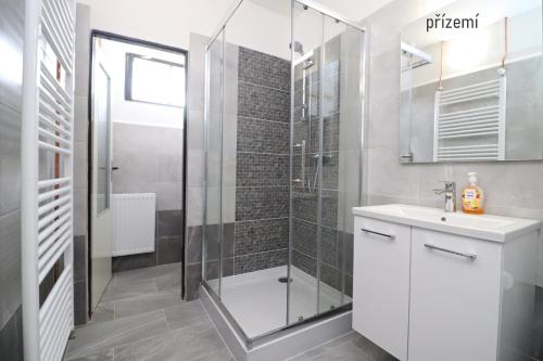 Un baño de Apartmány U Floriánů
