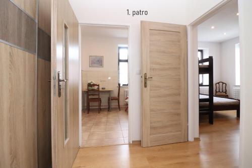Cama o camas de una habitación en Apartmány U Floriánů
