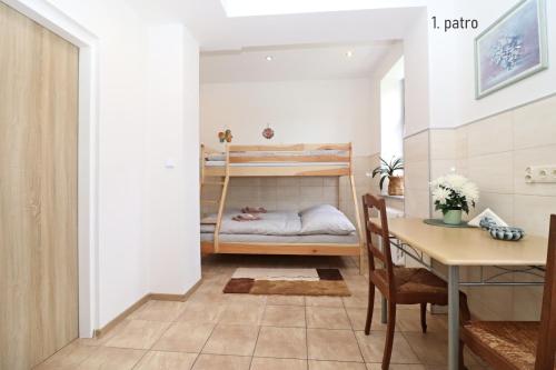 Cama o camas de una habitación en Apartmány U Floriánů
