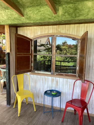 a room with three chairs and a window at Departamento La Solar 1 ambiente in Frutillar