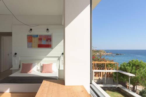 a room with a view of the ocean at Villa Thalassa in Ferma
