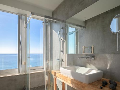 een badkamer met een wastafel en een douche bij Villa Thalassa in Ferma