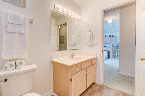 La salle de bains est pourvue d'un lavabo, de toilettes et d'un miroir. dans l'établissement Our Dream Came True AV926, à Avon