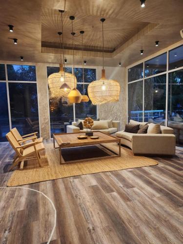 Ruang duduk di Suite House Carilo