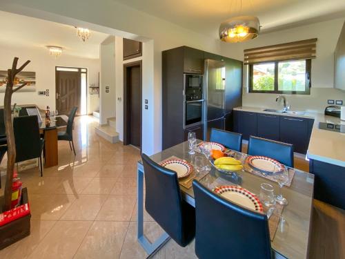 - une cuisine et une salle à manger avec une table et des chaises dans l'établissement Rosalia House, à Rhodes