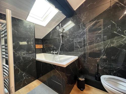 une salle de bain avec un lavabo et des toilettes dans l'établissement Le Germinal - Studio climatisé calme proche du métro, à Toulouse