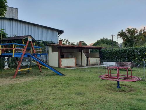 un parque infantil con un tobogán en un patio en Loft no Alto en Teresópolis