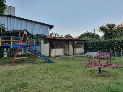 um parque infantil com um escorrega num quintal em Loft no Alto em Teresópolis