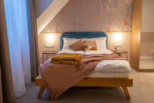 sypialnia z łóżkiem z niebieskim zagłówkiem w obiekcie Willa Zalesie w mieście Krynica Zdrój