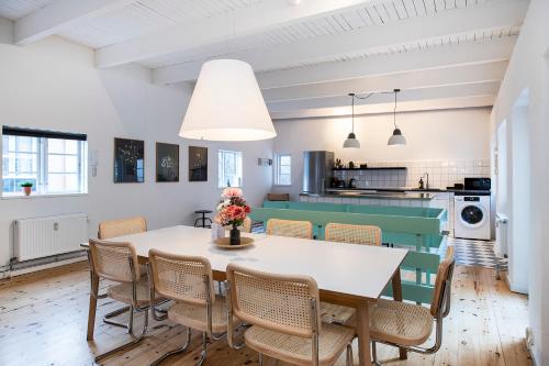 a kitchen and dining room with a table and chairs at The Townhouse by Daniel&Jacob's in Copenhagen