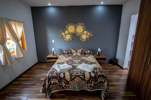 1 dormitorio con 1 cama con colcha colorida en Casa San Pancho Centro Mágico en Pátzcuaro