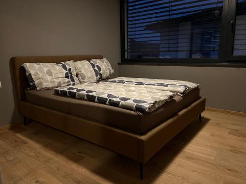 - un lit avec des oreillers dans l'établissement Haus Am Anger Dornbirn, à Dornbirn