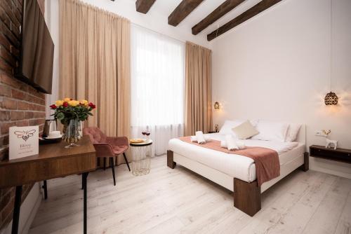 um quarto com uma cama e uma mesa com flores em Hive Family House na Cracóvia