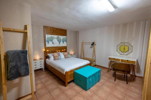 1 dormitorio con cama, mesa y escritorio en Loft La Cañada en La Orotava