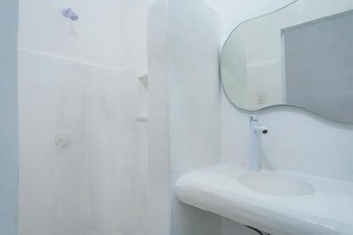 a white bathroom with a sink and a mirror at Italia Estación Hotel, Merida in Mérida