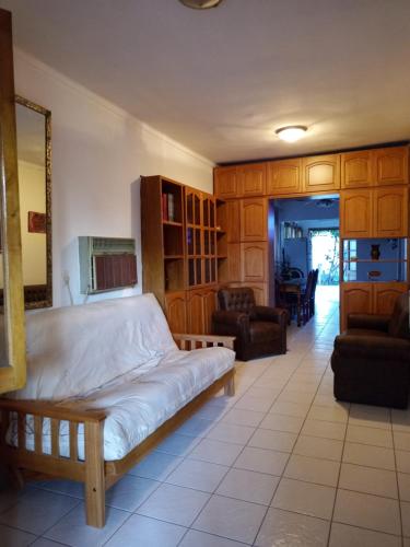 1 dormitorio con 1 cama y sala de estar en Casa Guevara en San Rafael