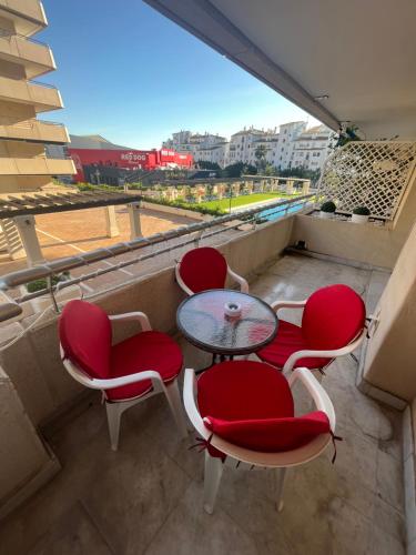 Heart of Puerto Banus newly renavated Free parking , WIFi ,Pool,Gym,Padel court