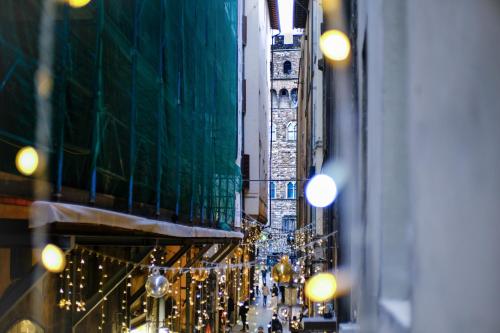 een uitzicht op een straat met kerstverlichting bij Le Dantesche Boutique Apartments in Florence