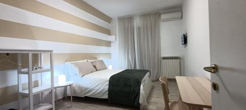 Dormitorio pequeño con cama y mesa en Fifth Floor, en Nápoles