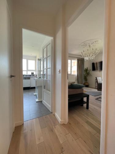 een hal met een woonkamer en een eetkamer bij Très joli appartement mignon confortable à Paris Villeneuve-la-Garenne in Villeneuve-la-Garenne