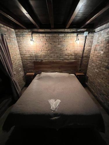 een kleine kamer met een bed in een bakstenen muur bij Element Sapanca in Sapanca