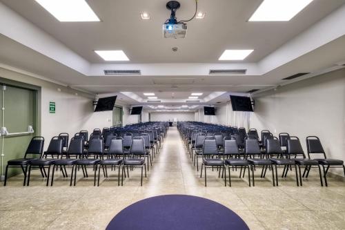 an empty room with chairs in a lecture hall at Hotel Nacional de Rio Preto - Distributed by Intercity in Sao Jose do Rio Preto