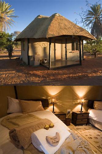 Habitación con cama y cenador. en Beenbreck Guest Farm en Windhoek Noord