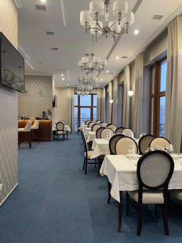 una fila de mesas y sillas en un restaurante en Готель Вілла Драгобрат, en Dragobrat