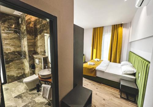 ein kleines Zimmer mit einem Bett und einem Badezimmer in der Unterkunft Nord Hotel Boutique in Shkodra