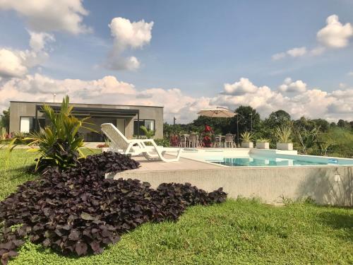un patio con piscina y una casa en Torcaza Casa de Campo, en Quimbaya