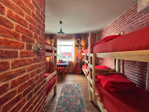 een kamer met 2 stapelbedden en een bakstenen muur bij Lola backpacker's Hostel in Istanbul