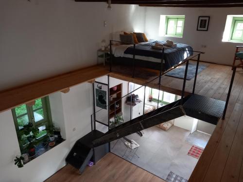 an overhead view of a bedroom with a bunk bed at Danesi Studio - да ναι si Studio in Leonidion