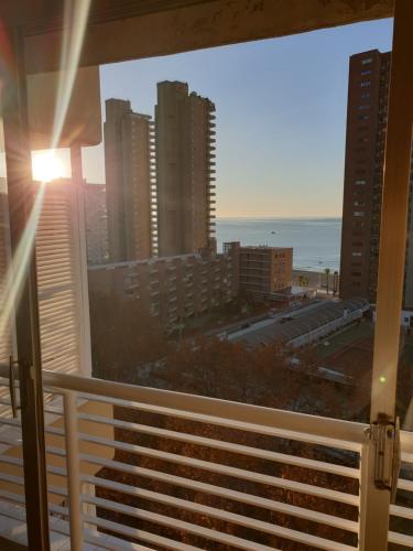 vistas al océano desde el balcón de un edificio en Apartment caballos levante beach en Benidorm