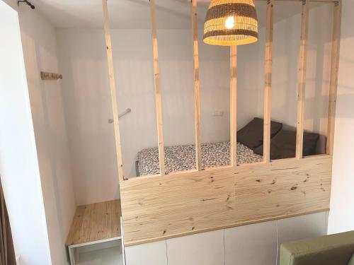 een kleine kamer met een bed in een houten kooi bij Le Cosy in Châteauroux