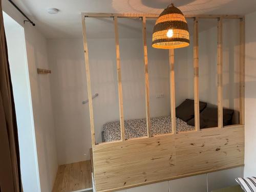 een kamer met een bed in een houten kooi bij Le Cosy in Châteauroux