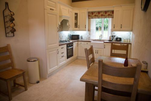 Ardagh Suites Self Cateringにあるキッチンまたは簡易キッチン