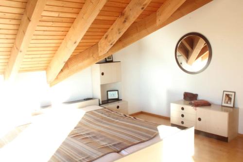 ein Schlafzimmer mit einem großen Bett und einem Spiegel in der Unterkunft Schwarzwald-Oase für bis zu 10 Personen in Dornstetten