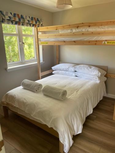 ein Bett mit zwei Kissen darauf in einem Schlafzimmer in der Unterkunft The Bosie in Aviemore
