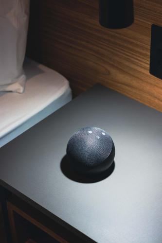 a black computer mouse sitting on top of a table at Kastel Petrópolis in Petrópolis