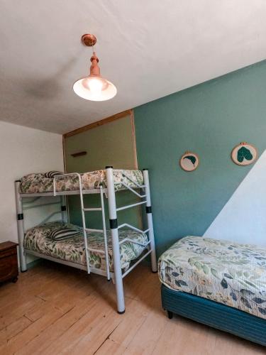 1 dormitorio con 2 literas y techo en Hostel Like Quijote en San Carlos de Bariloche