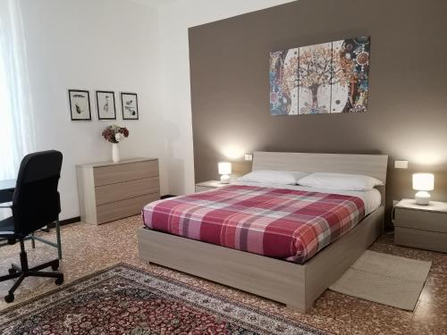 1 dormitorio con cama, escritorio y silla en AT HOME IN CREMONA en Cremona