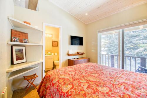 a bedroom with a bed and a balcony at Val D Sol #23 in Sun Valley