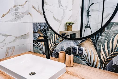 a bathroom with a sink and a mirror at Apartament blisko Czarnej Góry in Stronie Śląskie