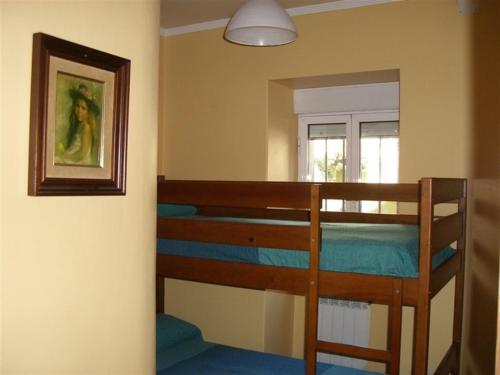 Litera en habitación con espejo en Apartment - 2 Bedrooms - 00119, en Vigo